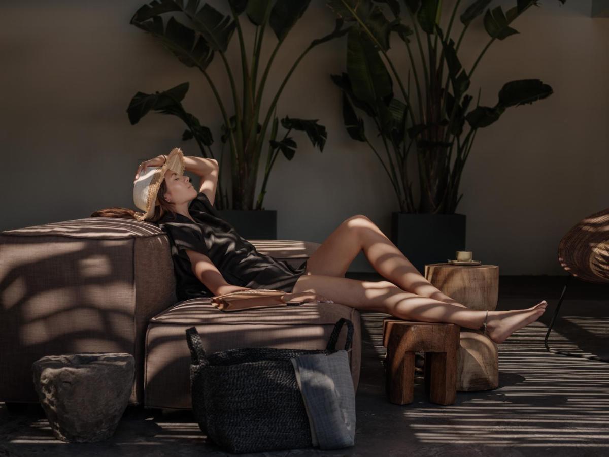 Oku Ibiza (Adults Only) Hotel San Antonio  Bagian luar foto A woman relaxing