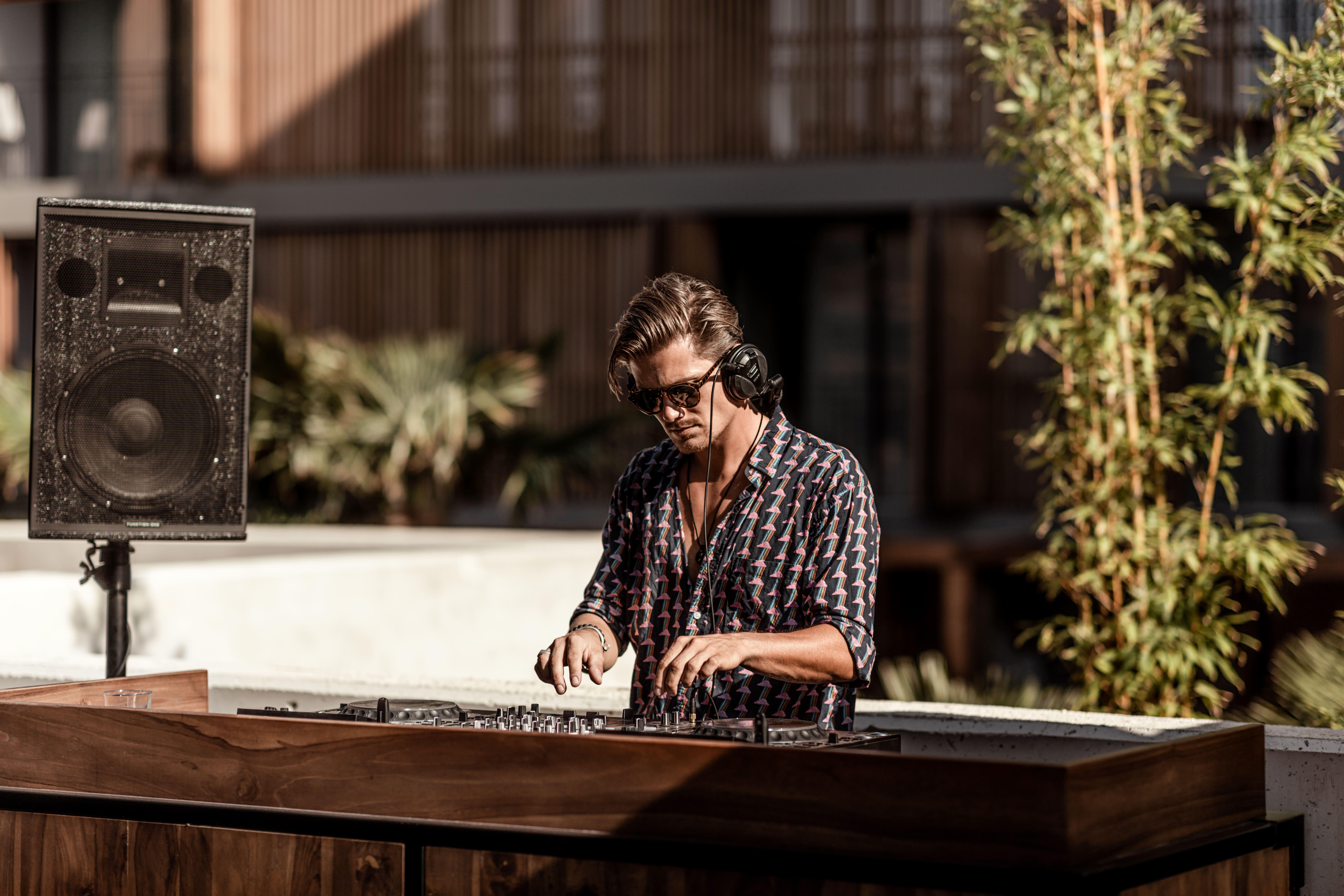 Oku Ibiza (Adults Only) Hotel San Antonio  Bagian luar foto DJ performing at a pool party